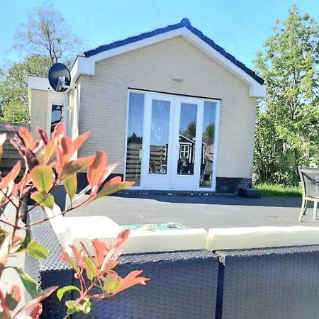 Huisje Britt Met Grote Tuin En Veel Privacy Dirkshorn Bagian luar foto