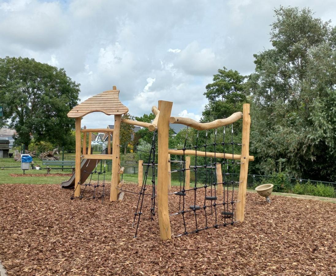 Huisje Britt Met Grote Tuin En Veel Privacy Dirkshorn Bagian luar foto