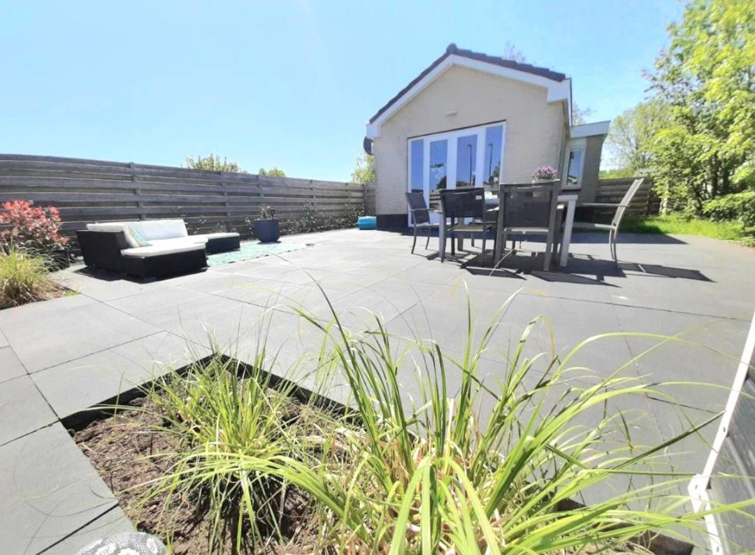 Huisje Britt Met Grote Tuin En Veel Privacy Dirkshorn Bagian luar foto