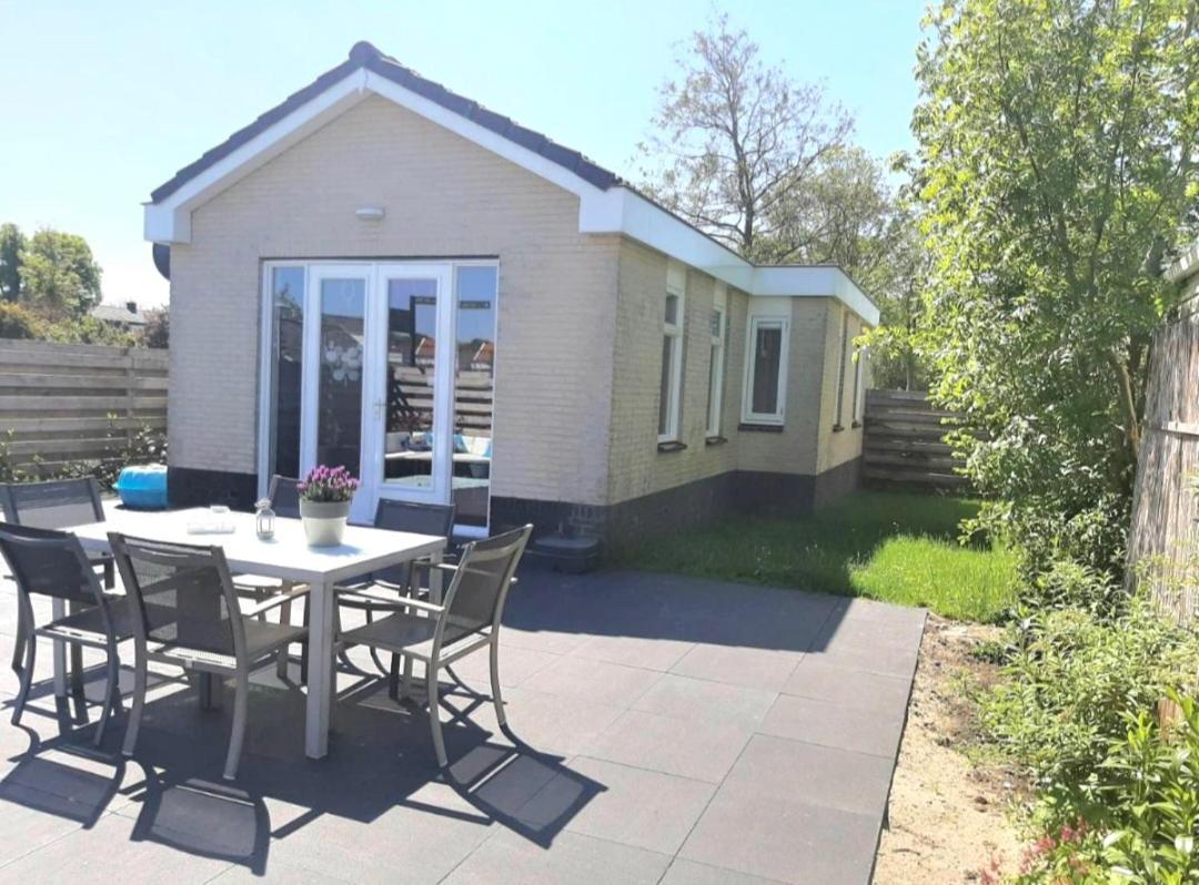 Huisje Britt Met Grote Tuin En Veel Privacy Dirkshorn Bagian luar foto