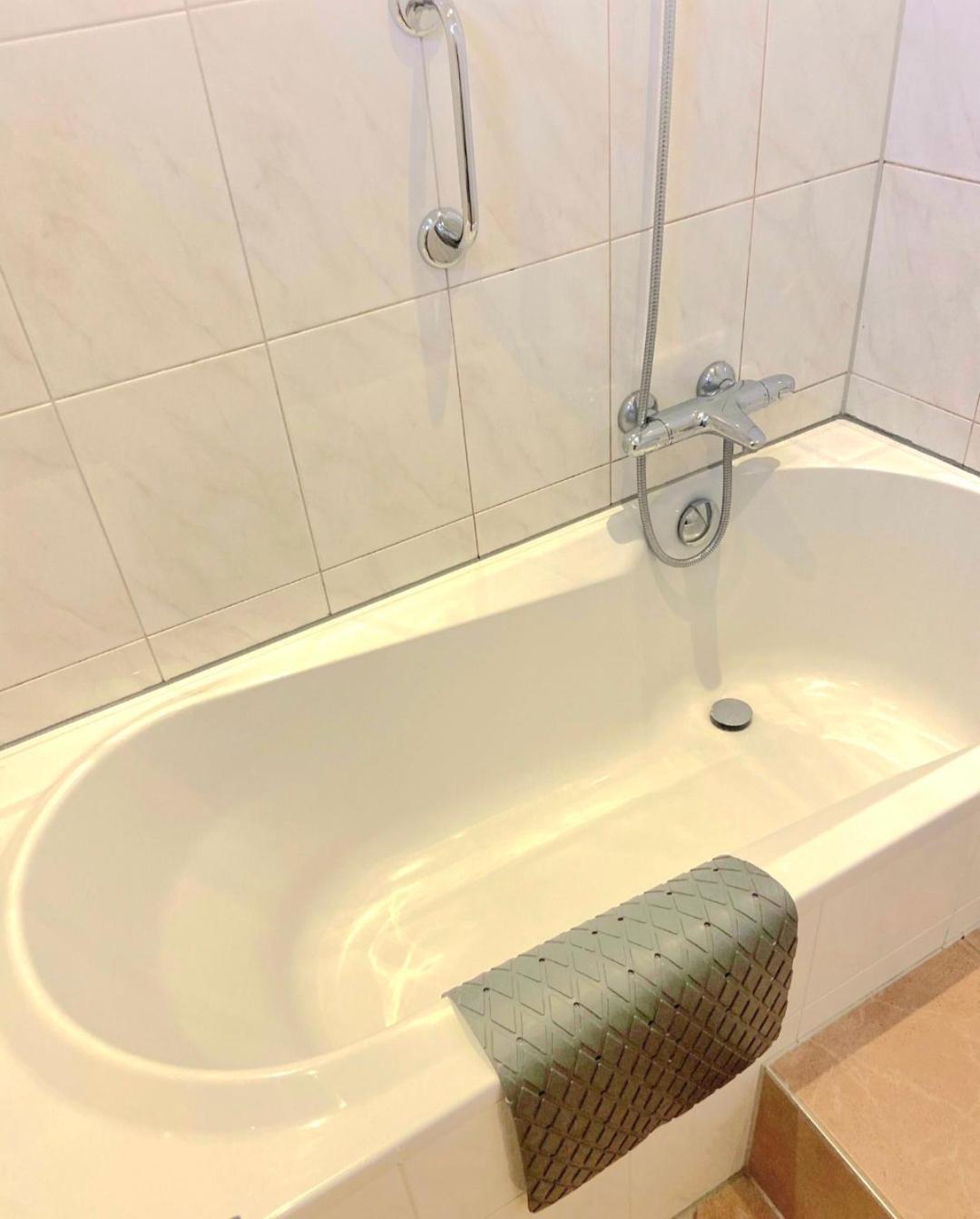 Huisje Britt Met Grote Tuin En Veel Privacy Dirkshorn Bagian luar foto