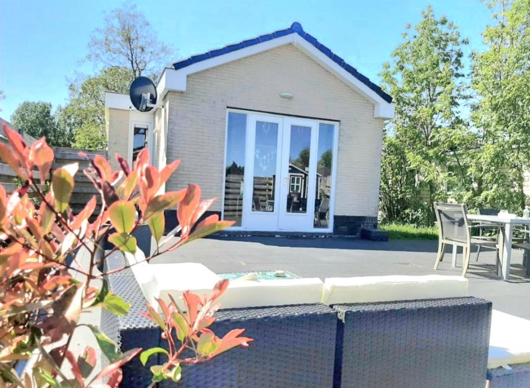 Huisje Britt Met Grote Tuin En Veel Privacy Dirkshorn Bagian luar foto